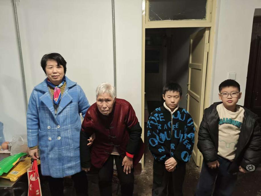 暖冬公益行，情系夕阳红 —— 济南市闪电应急救援服务中心组织爱心家庭走访老年人