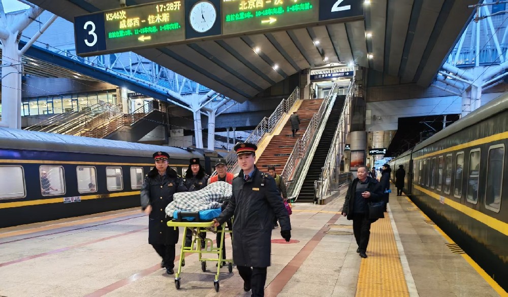 ​寒日里的暖心护送