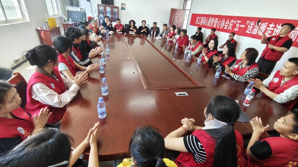 单县同心圆梦爱心协会赴浮岗镇大范庄村开展送温暖活动